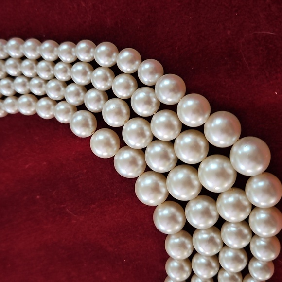Beautiful Faux Pearl Bibb Necklace - Picture 3 of 3